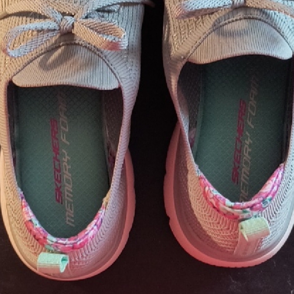 Skechers Knit Lace-Up Sneakers in Light Gray and Pink Women's Size 8.5 Worn Only